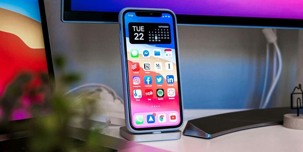 Smartphone in een standaard op een bureau met apps op het startscherm