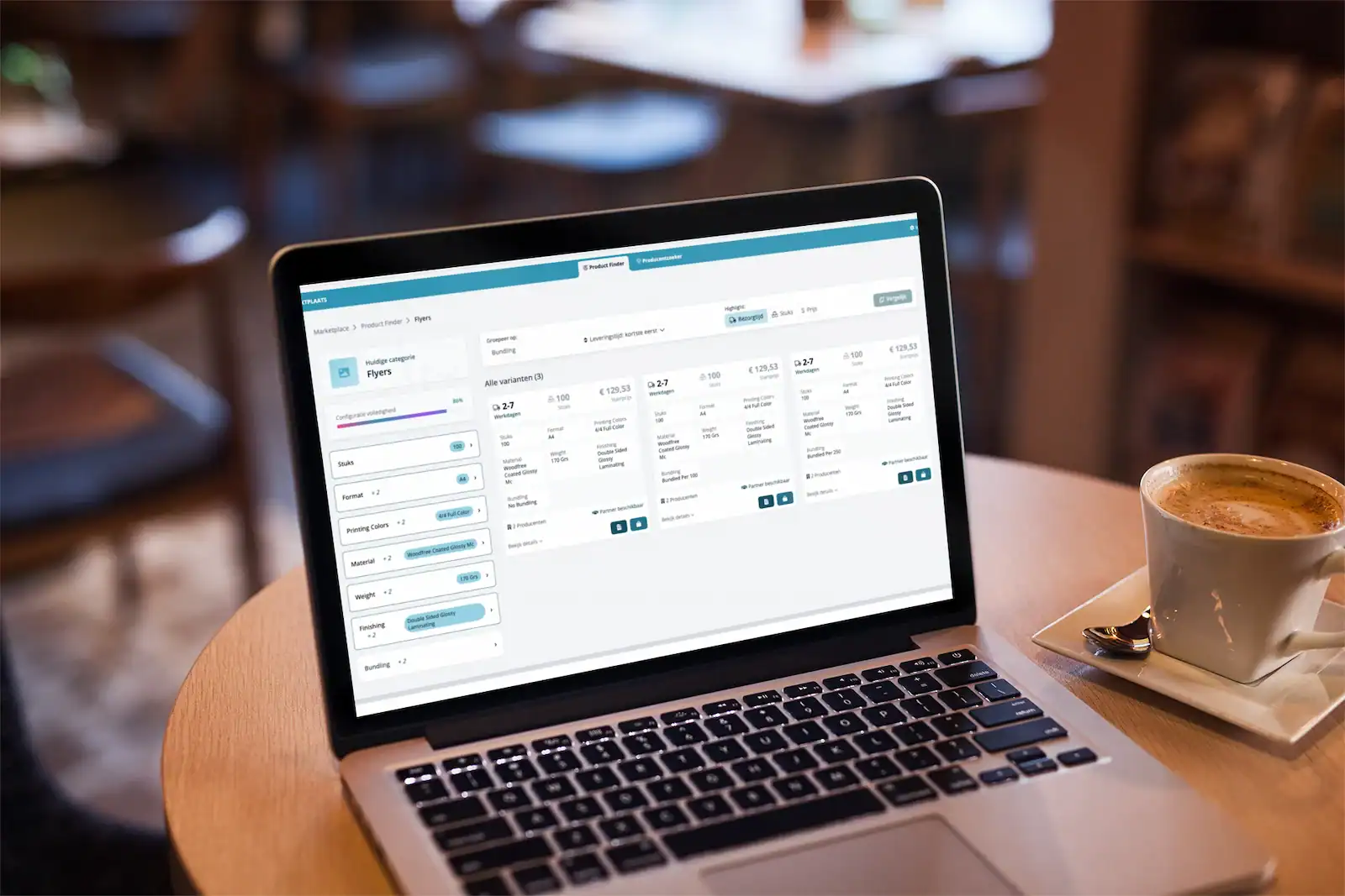 Laptop toont flyer-varianten van meerdere producenten in de Product Finder van de Prindustry Marktplaats
